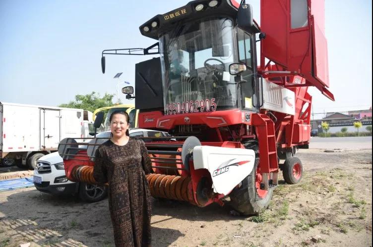 鄭麗艷:從未見(jiàn)過(guò)像中聯(lián)收獲花生機(jī)這么“容易”的賺錢工具