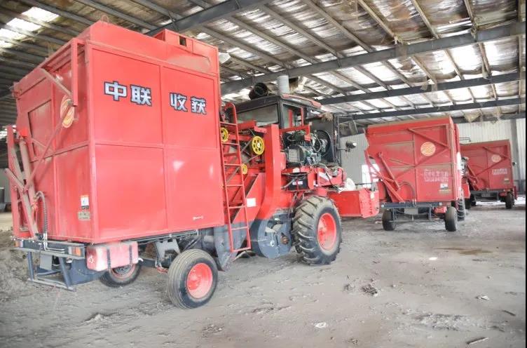 買花生收獲機認準中聯(lián)收獲,村支書的推薦準沒錯